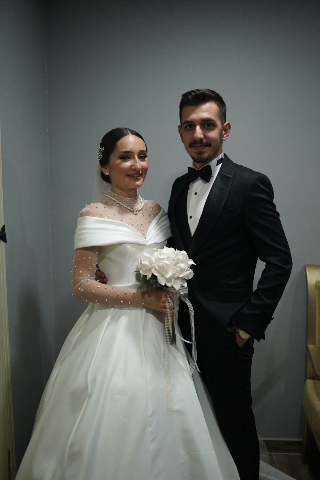 Düğününde annesinin diktiği gelinliği giydi