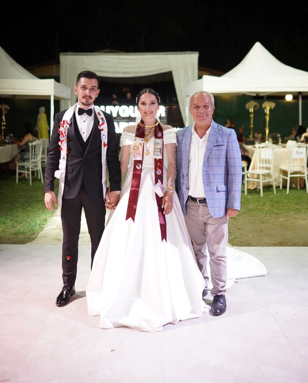 Düğününde annesinin diktiği gelinliği giydi