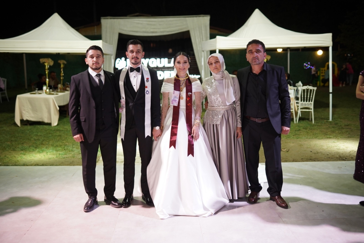Düğününde annesinin diktiği gelinliği giydi