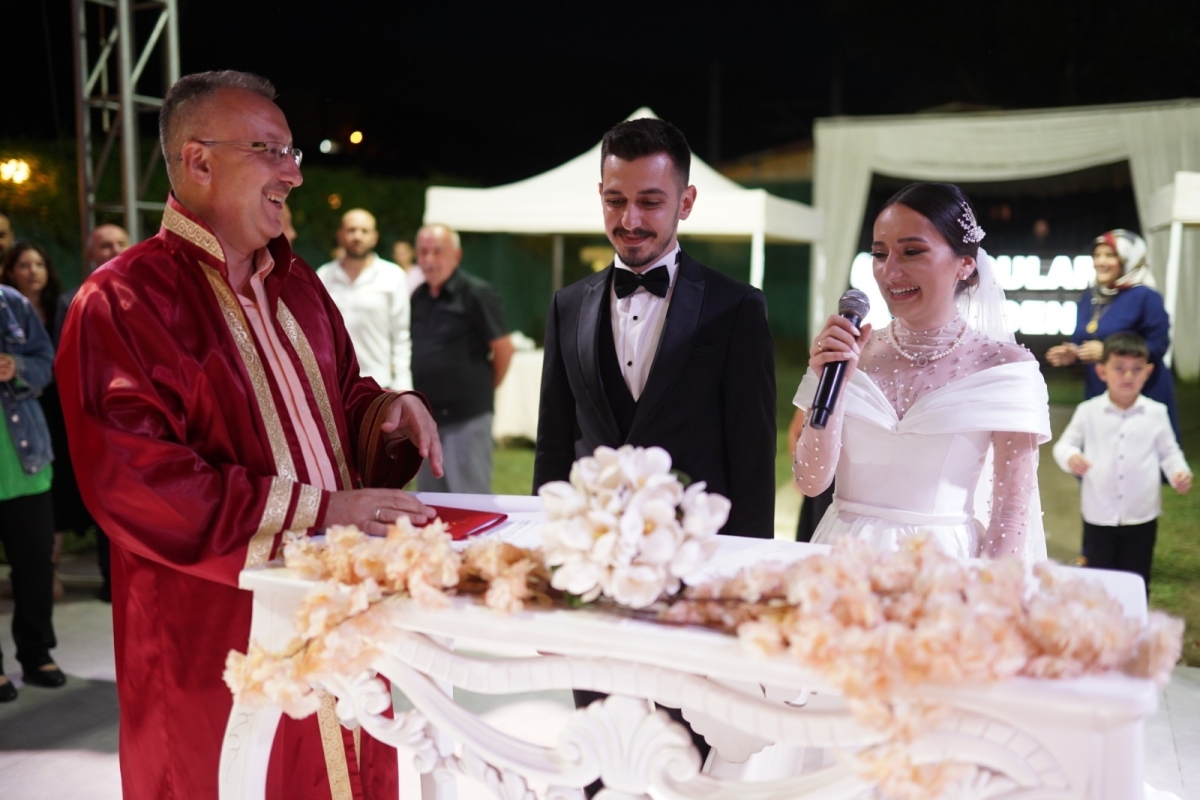 Düğününde annesinin diktiği gelinliği giydi