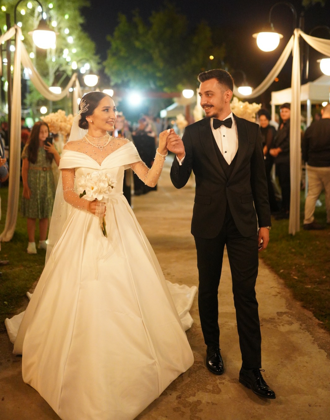 Düğününde annesinin diktiği gelinliği giydi