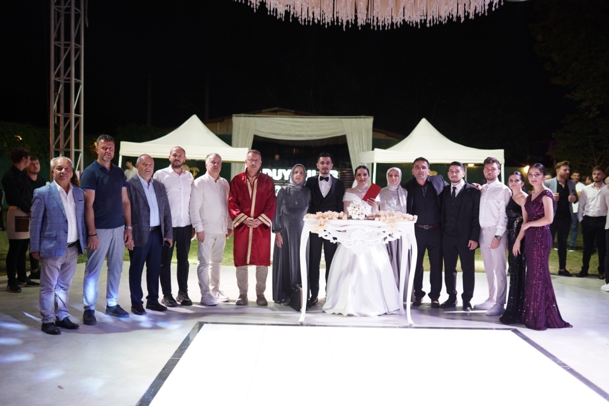 Düğününde annesinin diktiği gelinliği giydi