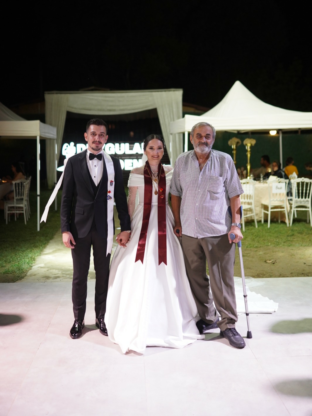 Düğününde annesinin diktiği gelinliği giydi