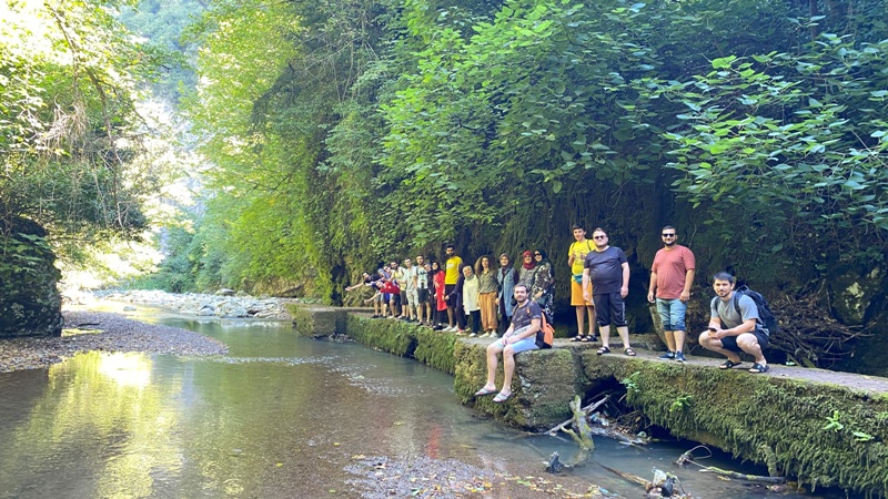 GENÇLER DOĞADA EĞLENDİLER