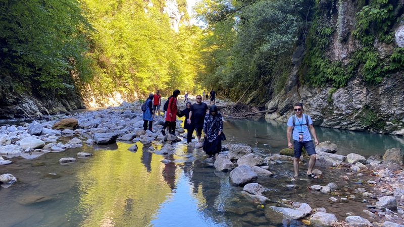 GENÇLER DOĞADA EĞLENDİLER