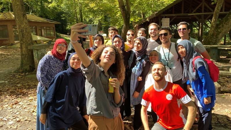 GENÇLER DOĞADA EĞLENDİLER