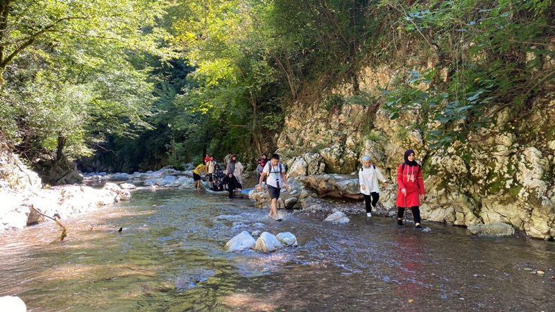 GENÇLER DOĞADA EĞLENDİLER