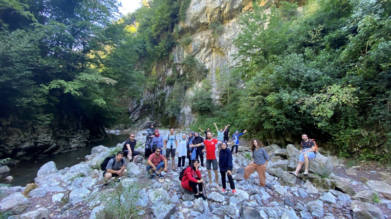 GENÇLER DOĞADA EĞLENDİLER