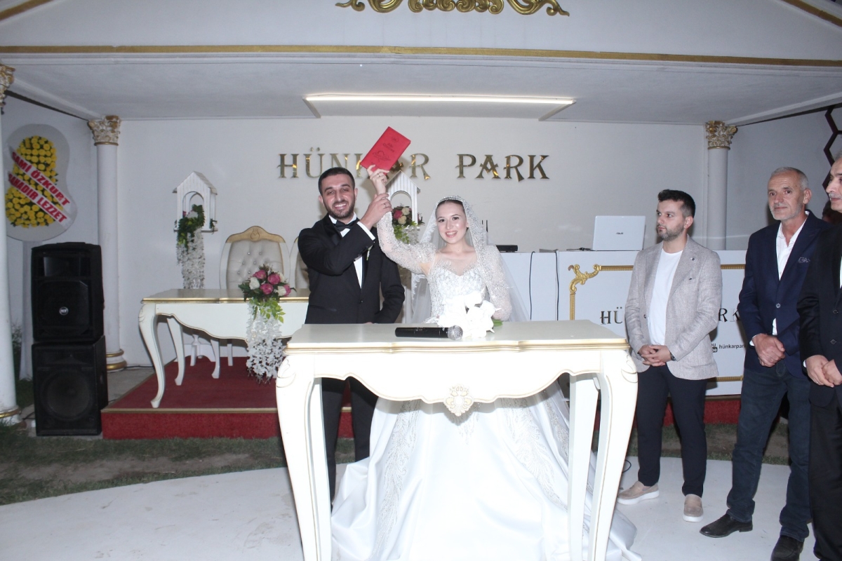 Mali Müşavir Faruk Parlak kızını evlendirdi. 