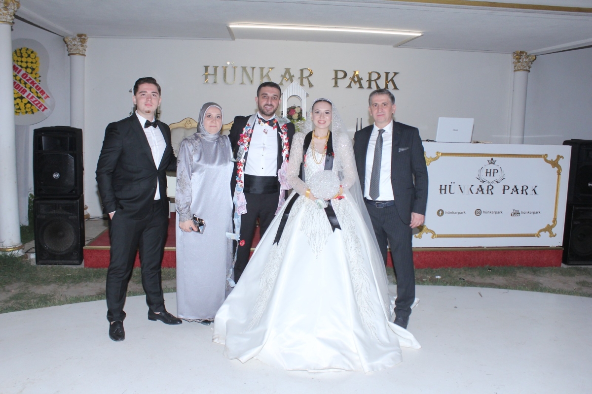 Mali Müşavir Faruk Parlak kızını evlendirdi. 