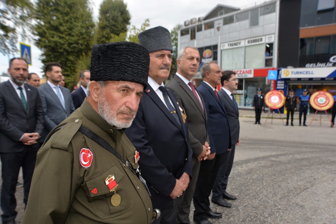 GAZİLER GÜNÜ HENDEK'TE TÖRENLE KUTLANDI
