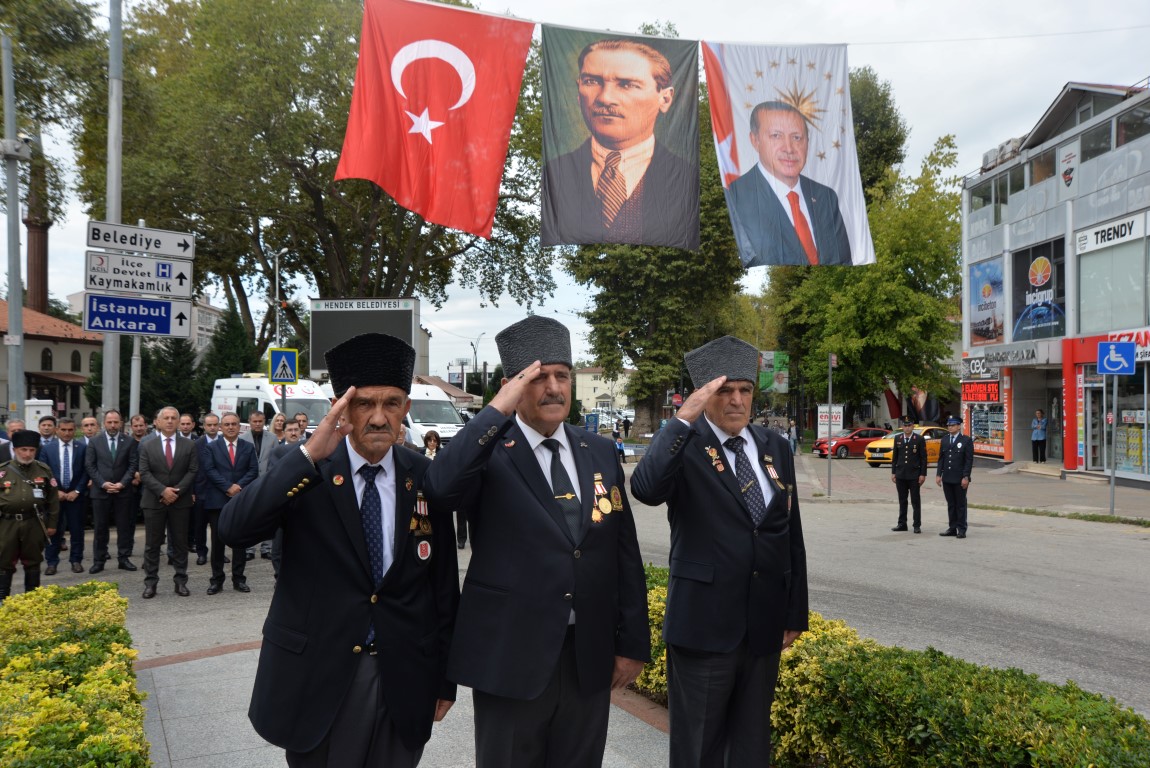 GAZİLER GÜNÜ HENDEK'TE TÖRENLE KUTLANDI
