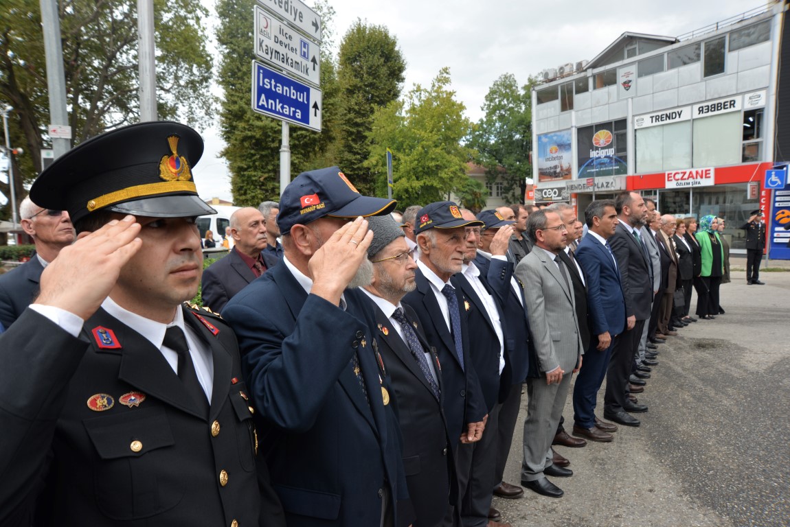 GAZİLER GÜNÜ HENDEK'TE TÖRENLE KUTLANDI