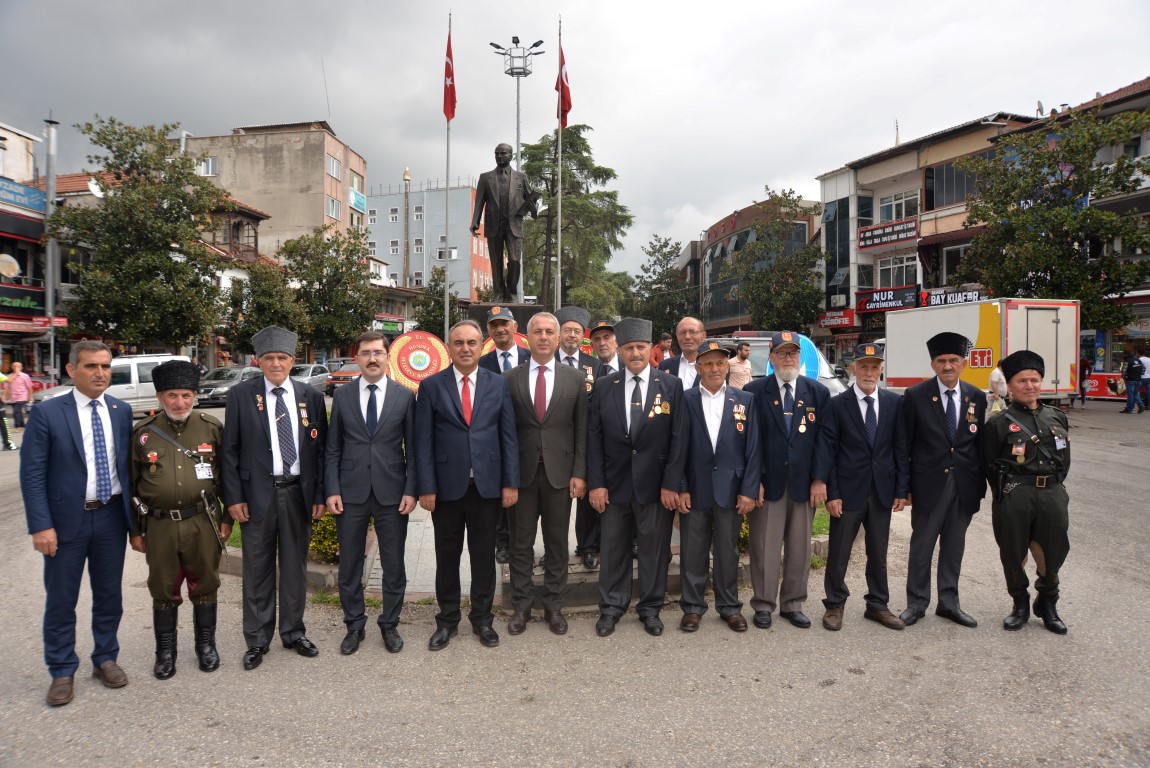GAZİLER GÜNÜ HENDEK'TE TÖRENLE KUTLANDI