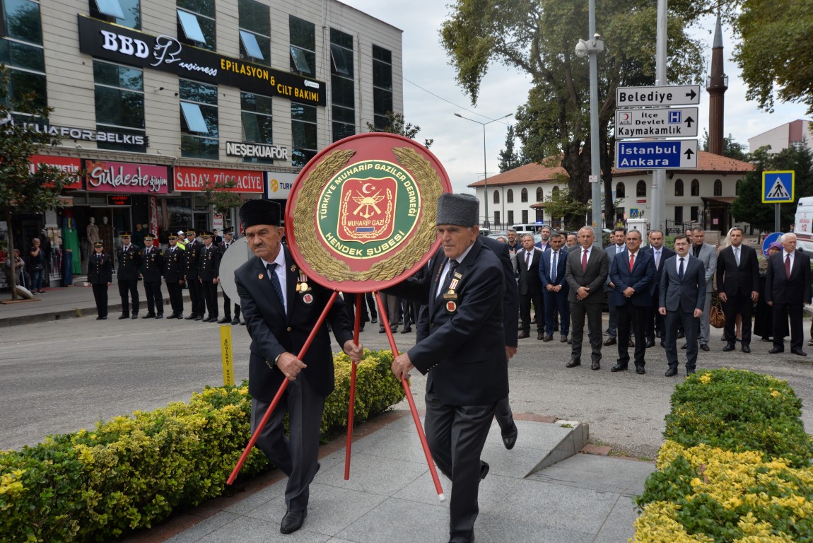 GAZİLER GÜNÜ HENDEK'TE TÖRENLE KUTLANDI