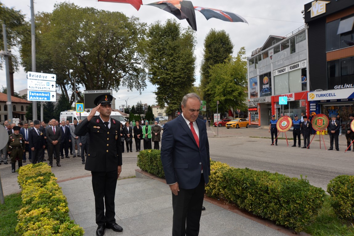 GAZİLER GÜNÜ HENDEK'TE TÖRENLE KUTLANDI