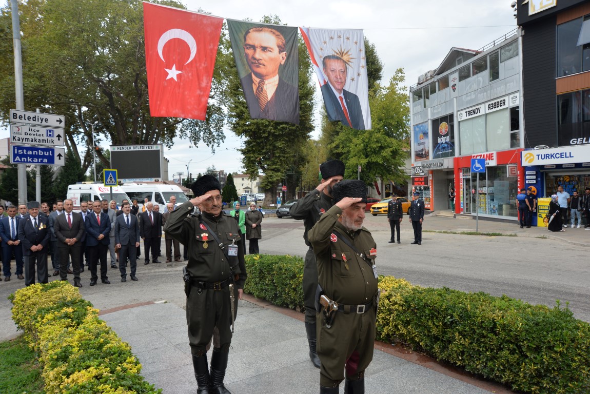 GAZİLER GÜNÜ HENDEK'TE TÖRENLE KUTLANDI