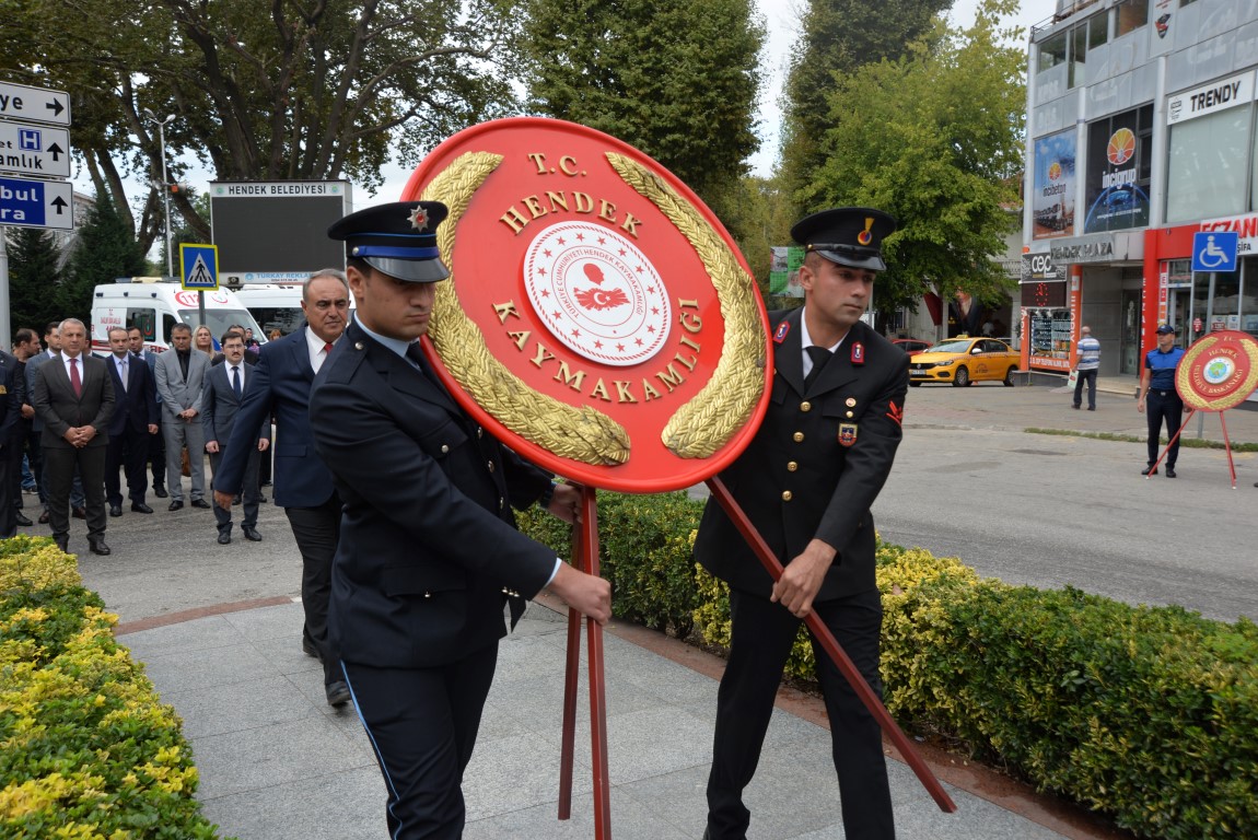 GAZİLER GÜNÜ HENDEK'TE TÖRENLE KUTLANDI