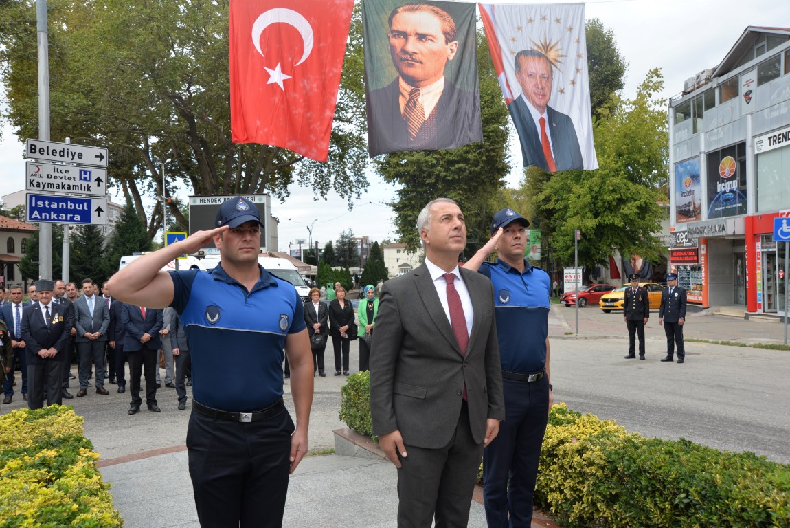 GAZİLER GÜNÜ HENDEK'TE TÖRENLE KUTLANDI