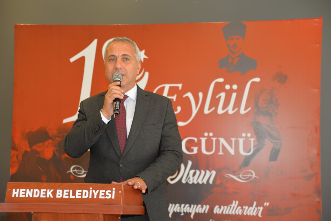 GAZİLER GÜNÜ HENDEK'TE TÖRENLE KUTLANDI