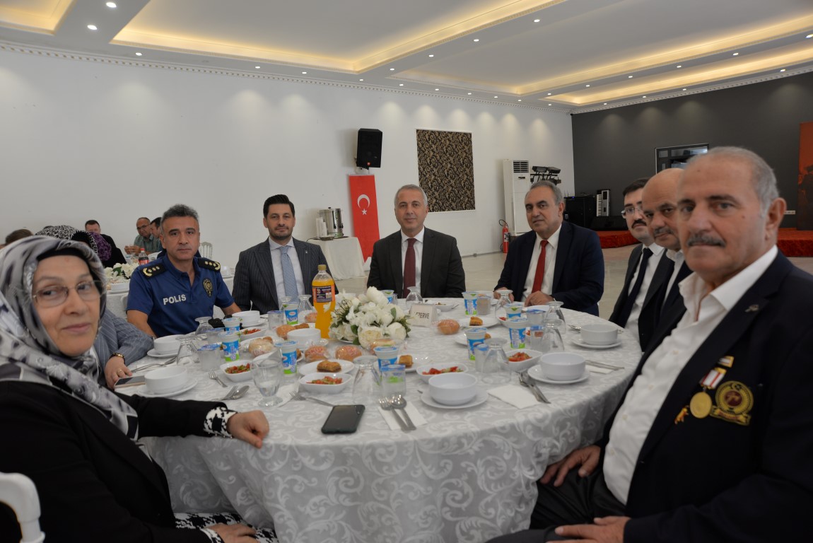 GAZİLER GÜNÜ HENDEK'TE TÖRENLE KUTLANDI