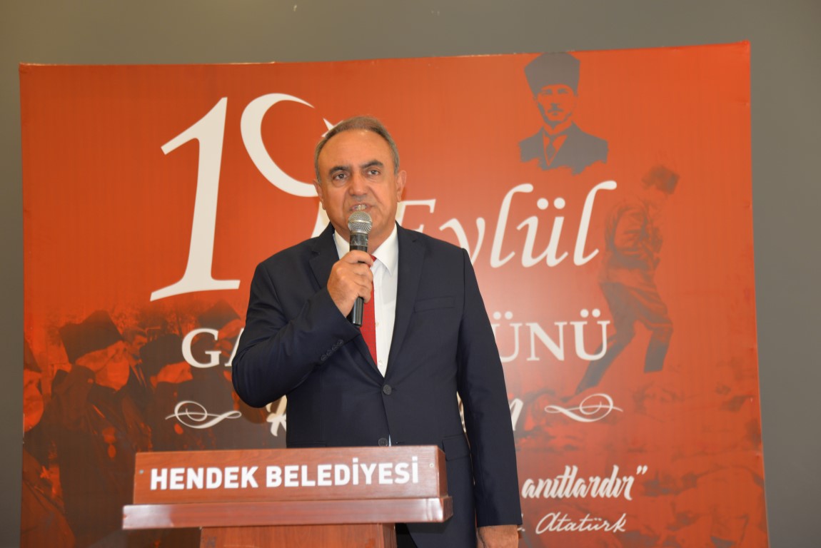 GAZİLER GÜNÜ HENDEK'TE TÖRENLE KUTLANDI
