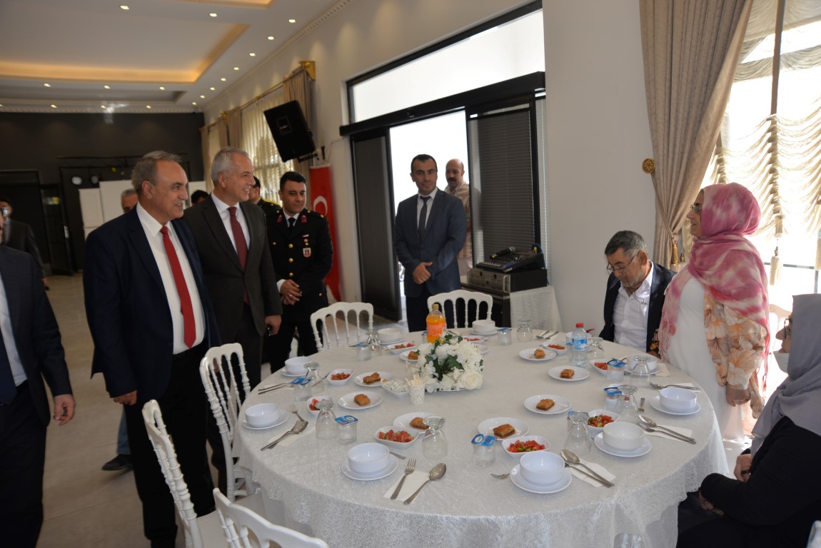 GAZİLER GÜNÜ HENDEK'TE TÖRENLE KUTLANDI