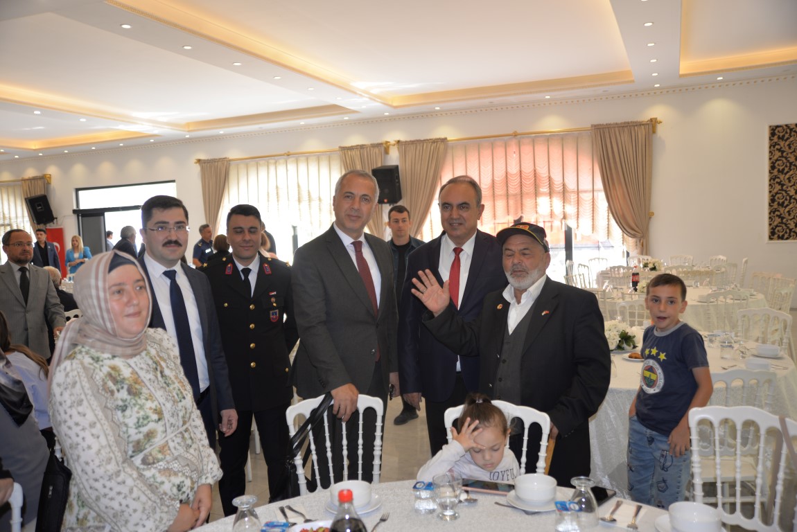 GAZİLER GÜNÜ HENDEK'TE TÖRENLE KUTLANDI