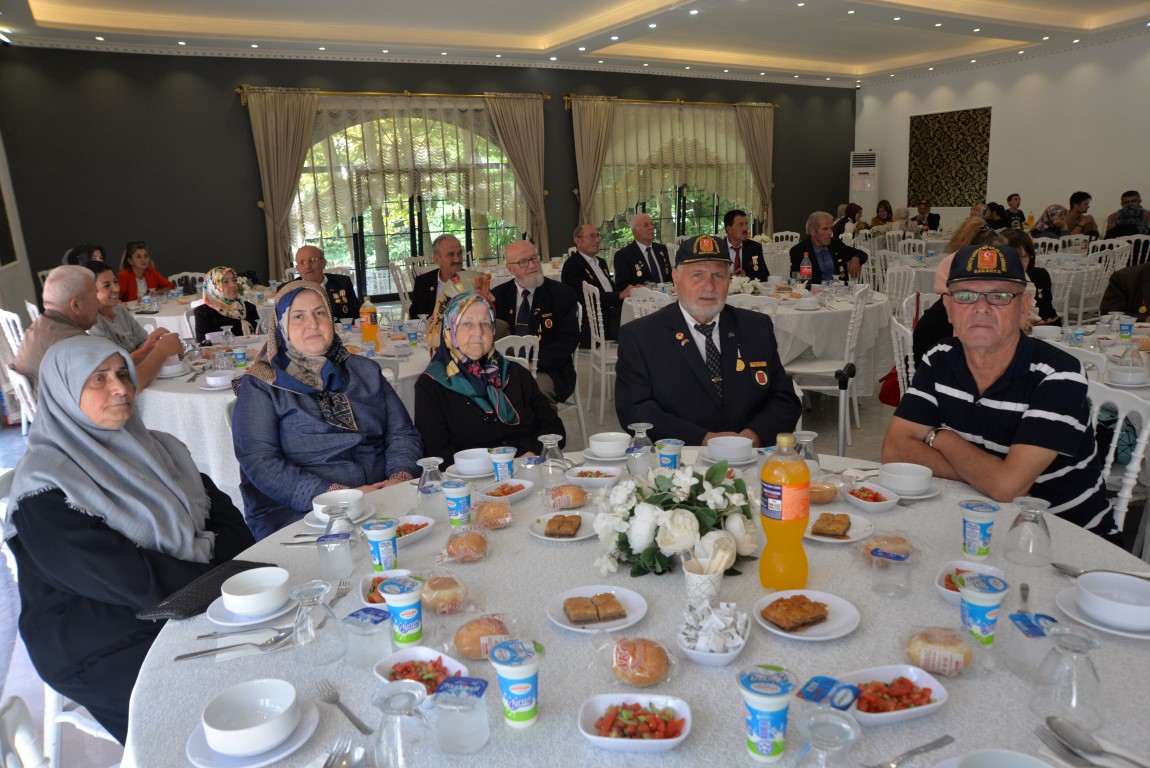 GAZİLER GÜNÜ HENDEK'TE TÖRENLE KUTLANDI