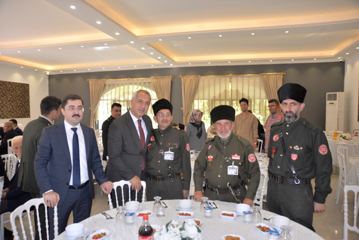GAZİLER GÜNÜ HENDEK'TE TÖRENLE KUTLANDI