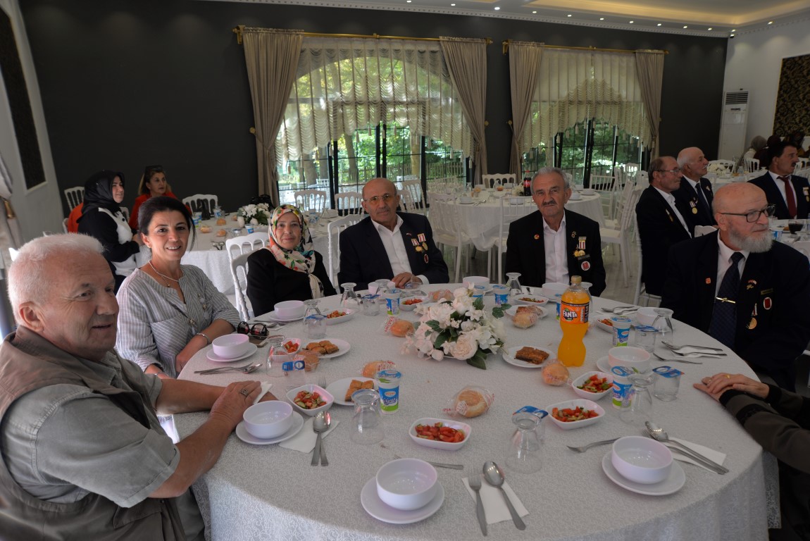 GAZİLER GÜNÜ HENDEK'TE TÖRENLE KUTLANDI