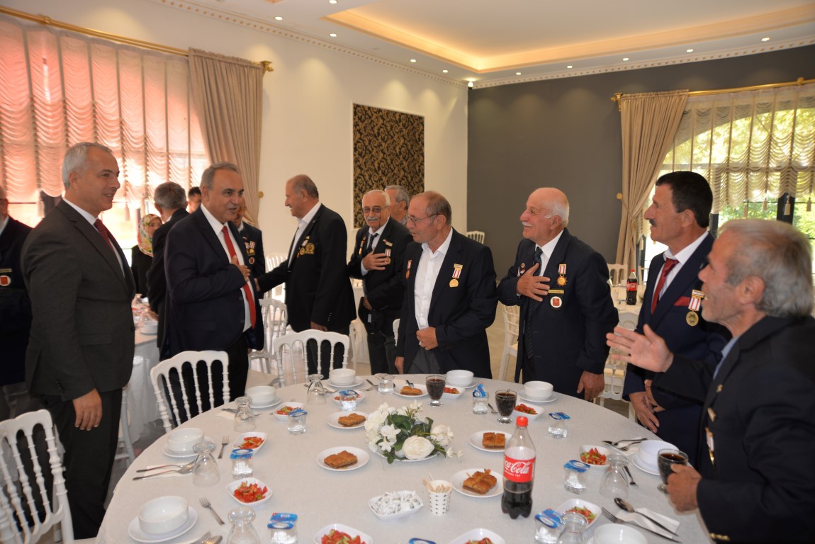 GAZİLER GÜNÜ HENDEK'TE TÖRENLE KUTLANDI