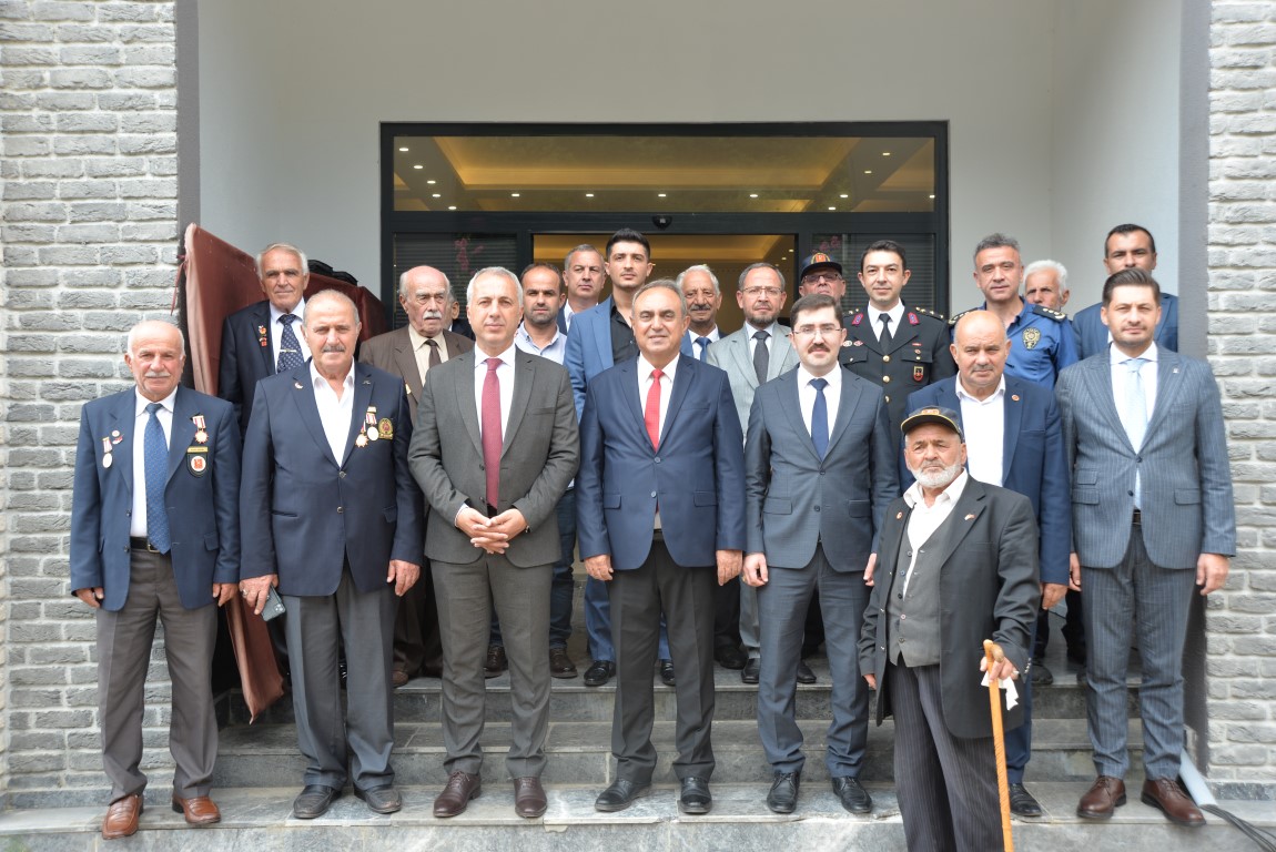 GAZİLER GÜNÜ HENDEK'TE TÖRENLE KUTLANDI