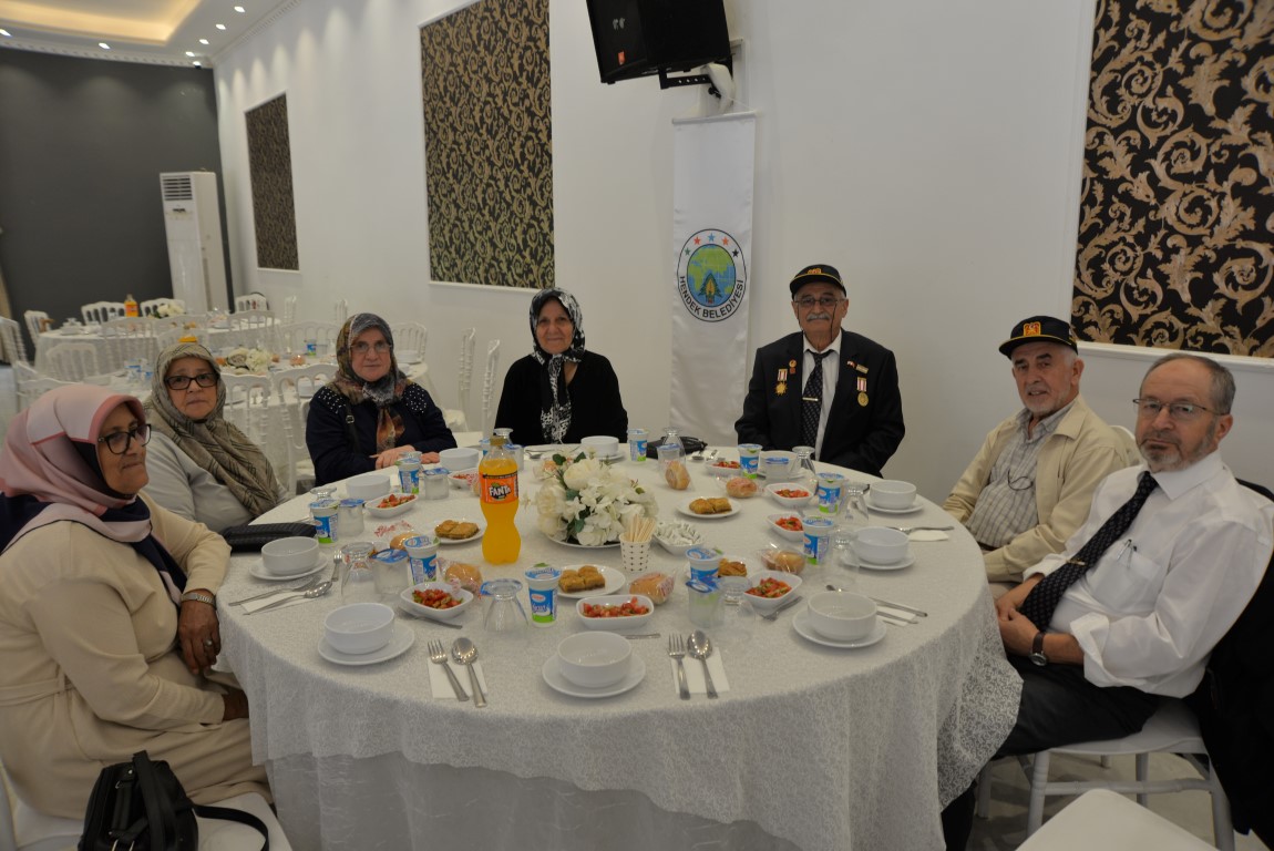 GAZİLER GÜNÜ HENDEK'TE TÖRENLE KUTLANDI