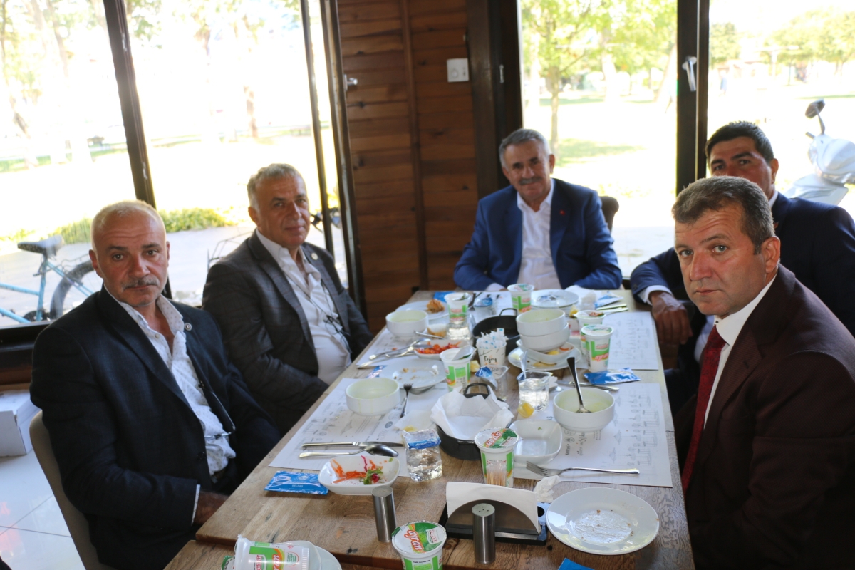 #Sakarya #MuhtarlarFederasyonu Başkan Erdal Erdem Muhtarlararla Yemekte Bir araya geldi.