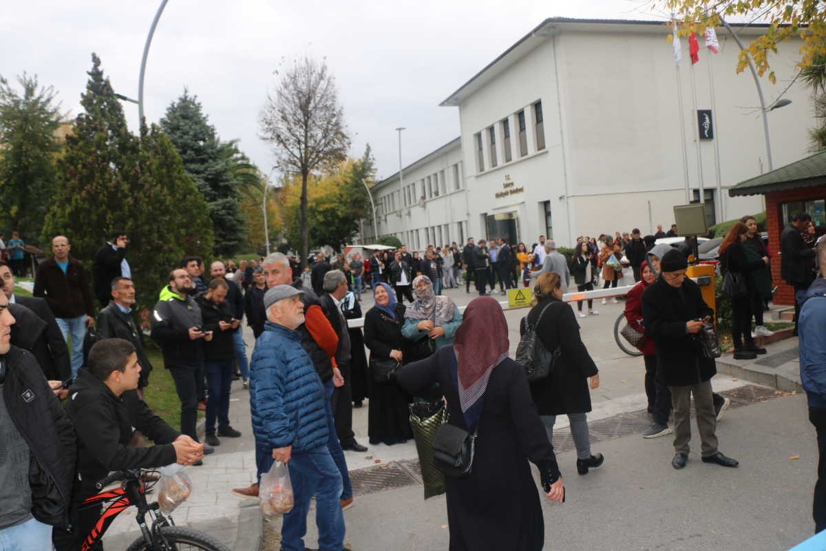 Sakarya Büyükşehir karşısında intihar girişimi