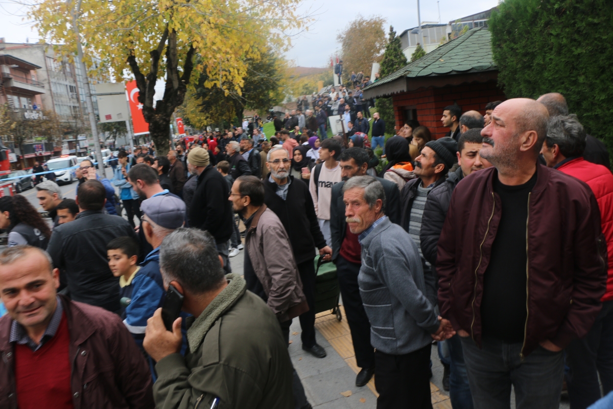 Sakarya Büyükşehir karşısında intihar girişimi