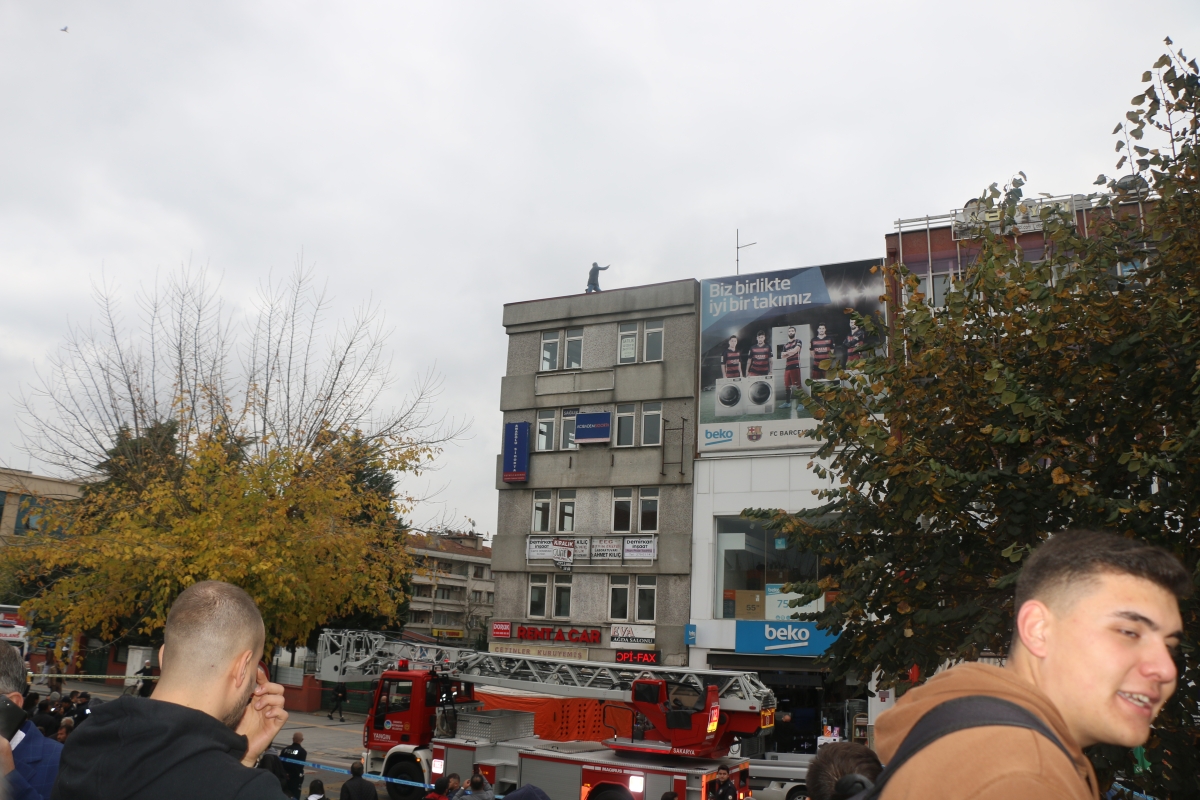 Sakarya Büyükşehir karşısında intihar girişimi