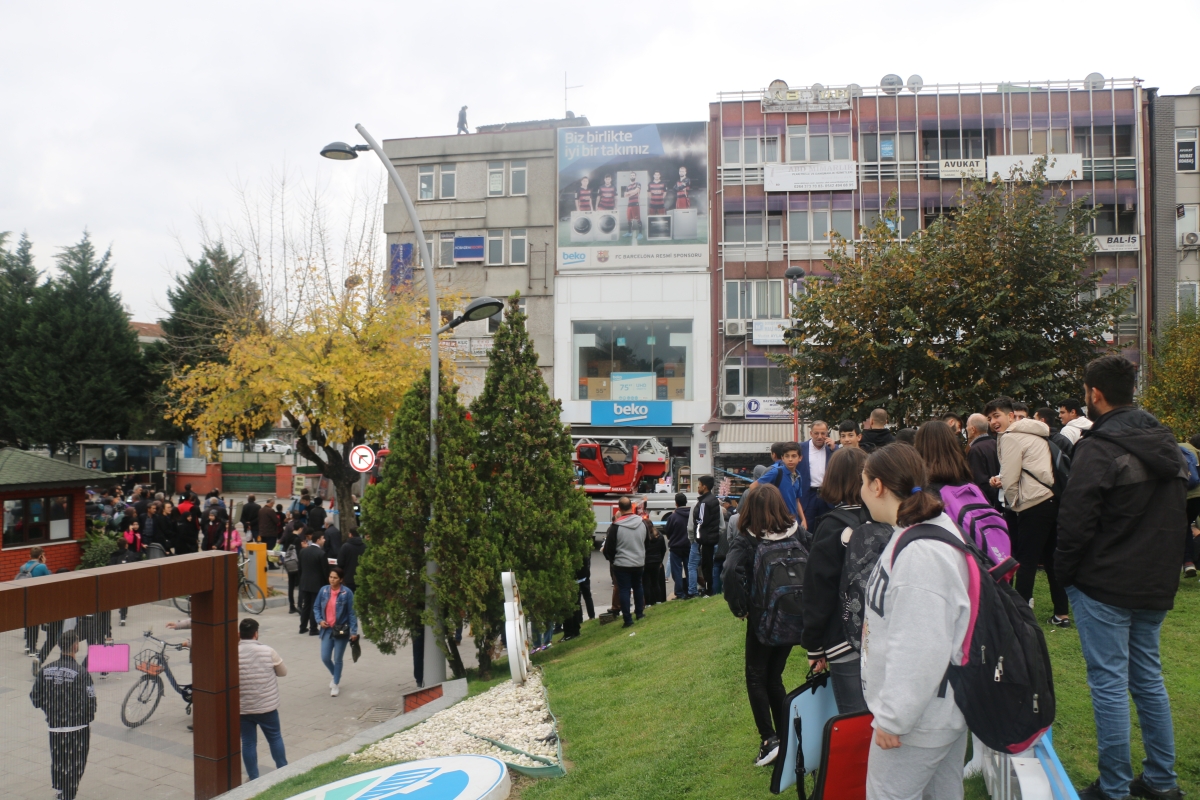 Sakarya Büyükşehir karşısında intihar girişimi