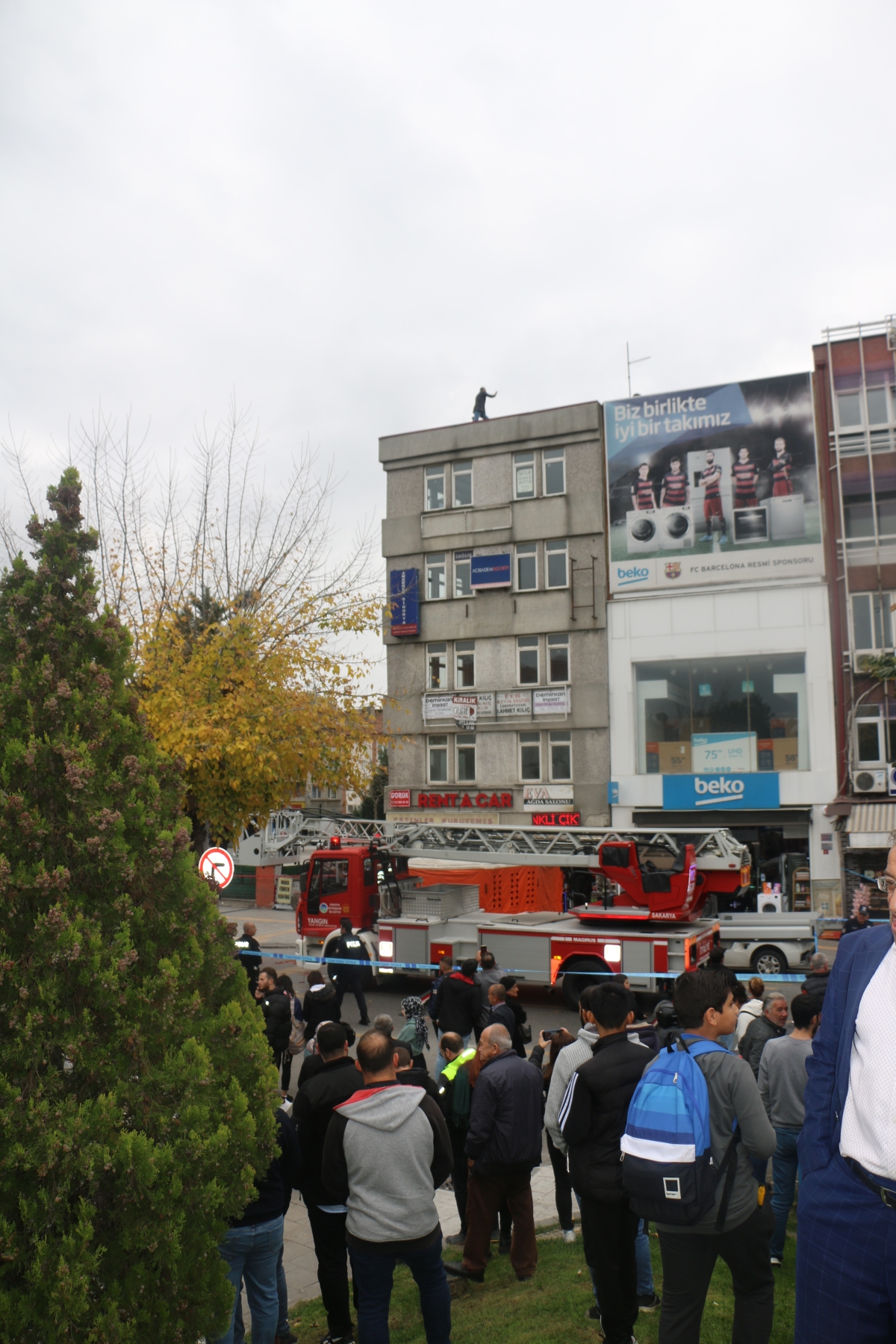 Sakarya Büyükşehir karşısında intihar girişimi