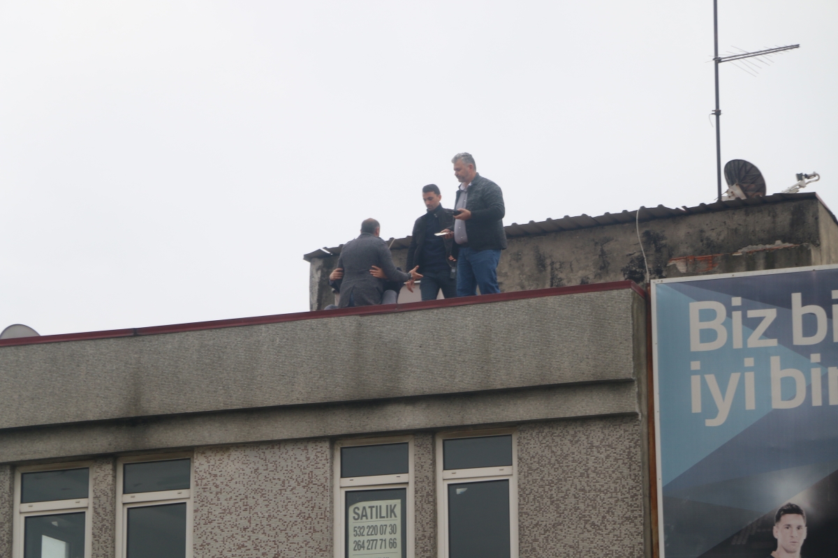 Sakarya Büyükşehir karşısında intihar girişimi