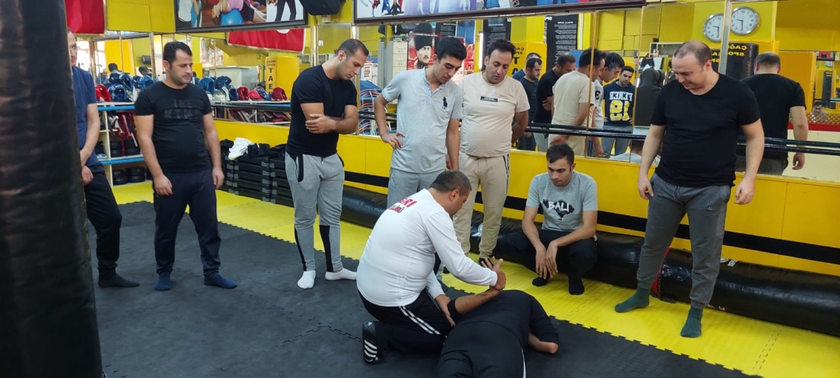 KARABAĞLAR İLÇE EMNİYET MÜDÜRLÜĞÜ PERSONELİNE YAKIN SAVUNMA KURSU….