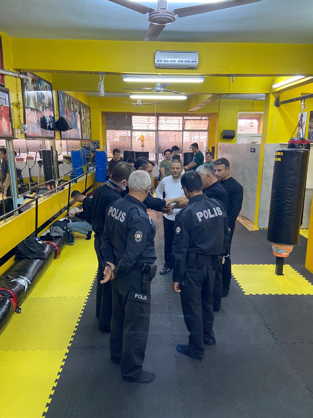 KARABAĞLAR İLÇE EMNİYET MÜDÜRLÜĞÜ PERSONELİNE YAKIN SAVUNMA KURSU….