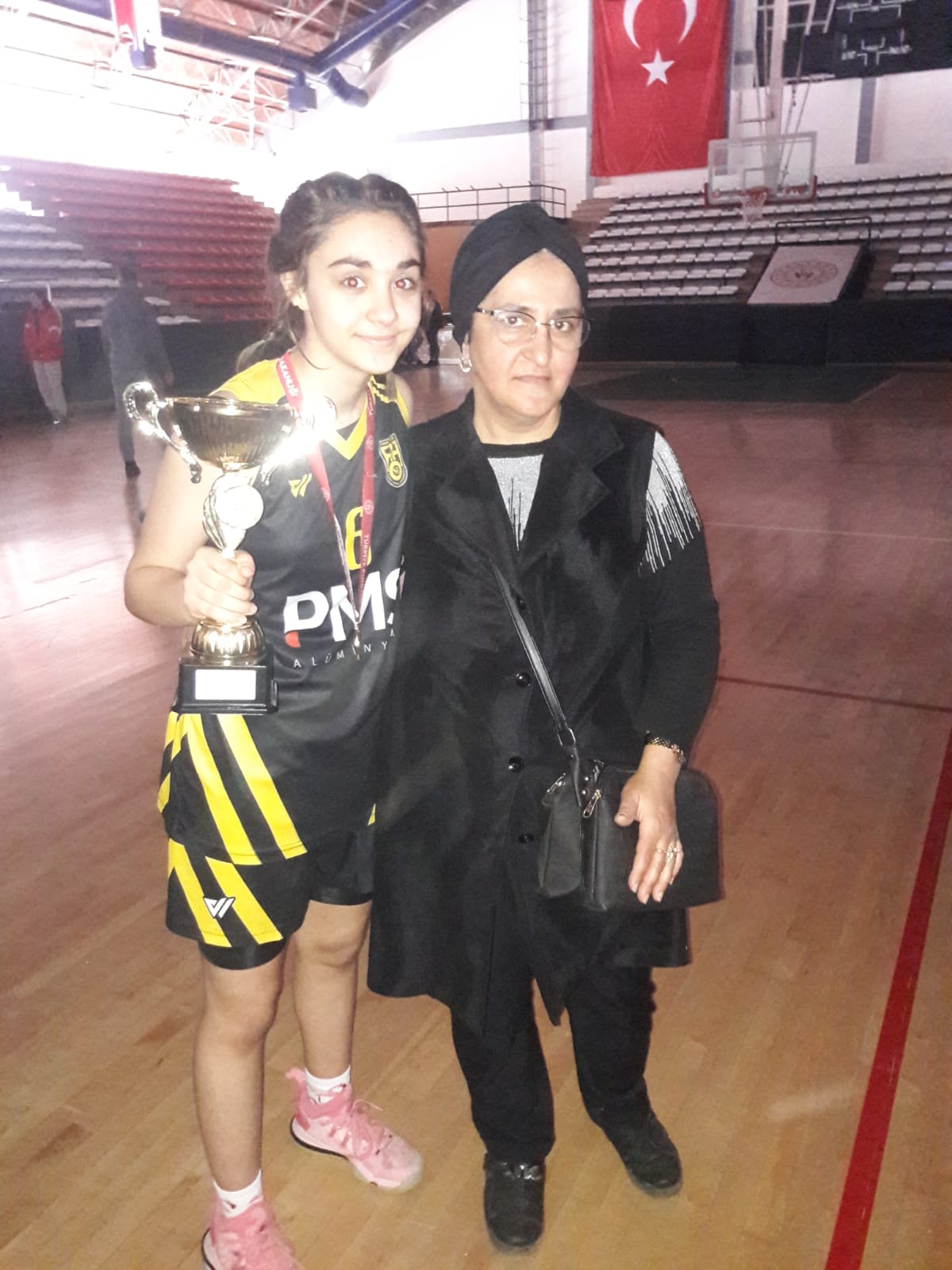 BÜYÜK İLGİ; Yıldız Kızlar Basketbol İl Birinciliği Müsabakalarında final maçları oynandı.