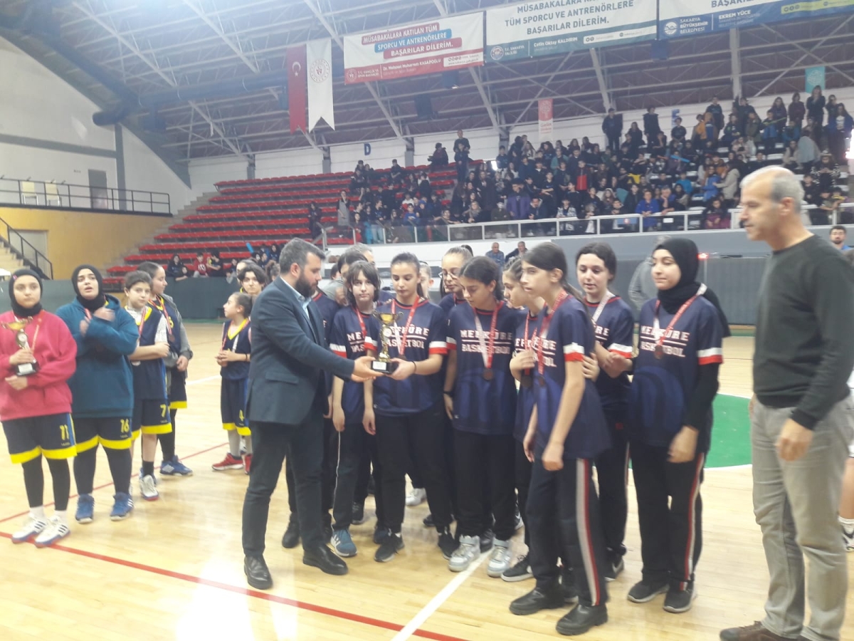 BÜYÜK İLGİ; Yıldız Kızlar Basketbol İl Birinciliği Müsabakalarında final maçları oynandı.