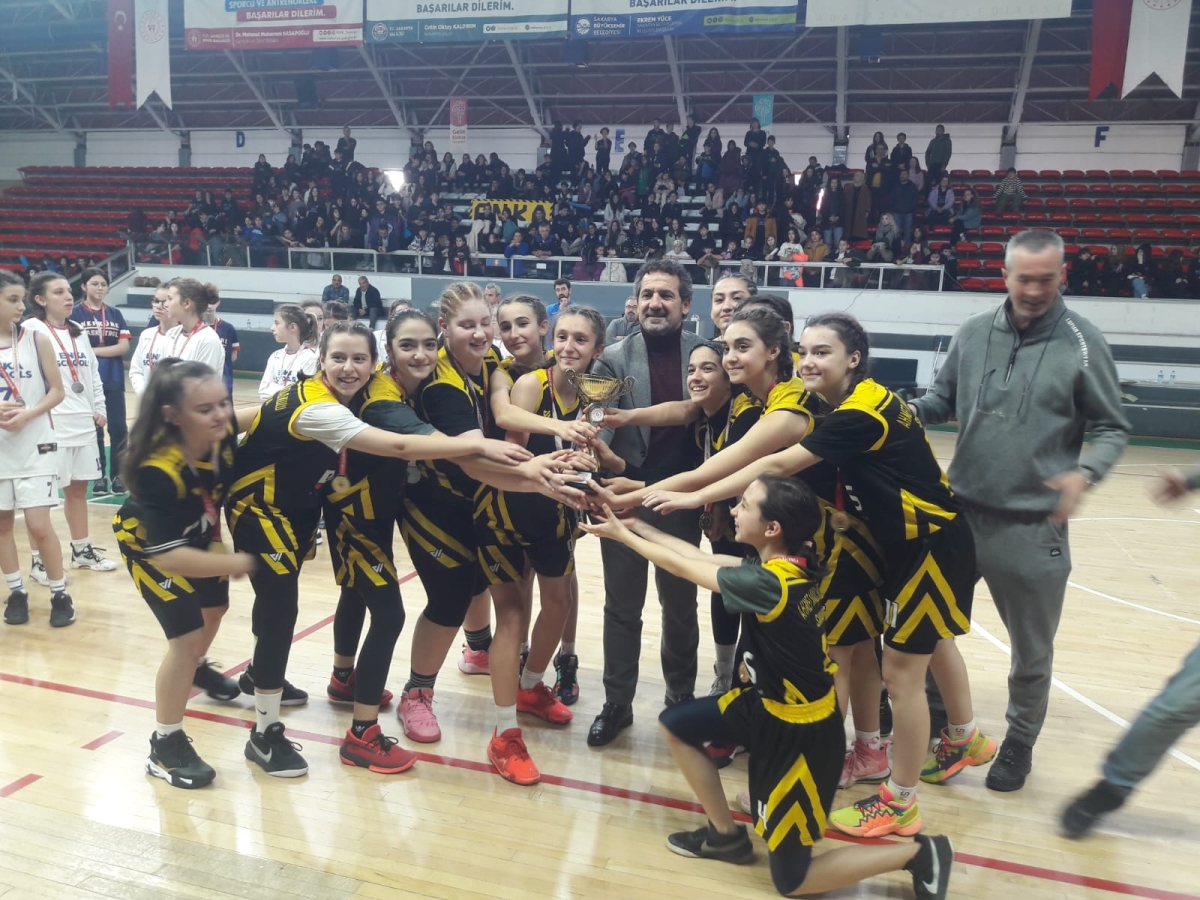 BÜYÜK İLGİ; Yıldız Kızlar Basketbol İl Birinciliği Müsabakalarında final maçları oynandı.