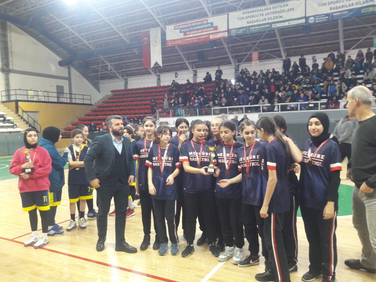 BÜYÜK İLGİ; Yıldız Kızlar Basketbol İl Birinciliği Müsabakalarında final maçları oynandı.