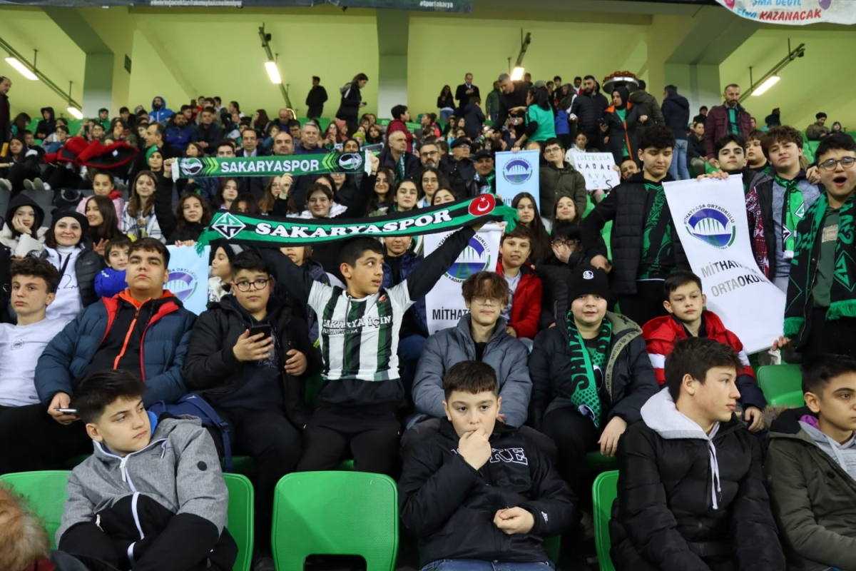 Sakaryaspor'dan Nehrin Çocuklarına Karne Gününde Galibiyet Hediyesi