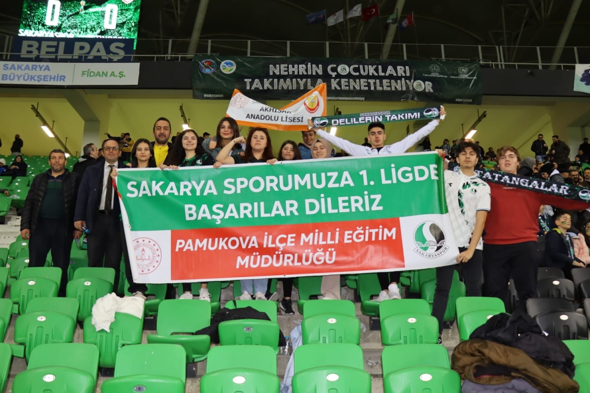 Sakaryaspor'dan Nehrin Çocuklarına Karne Gününde Galibiyet Hediyesi
