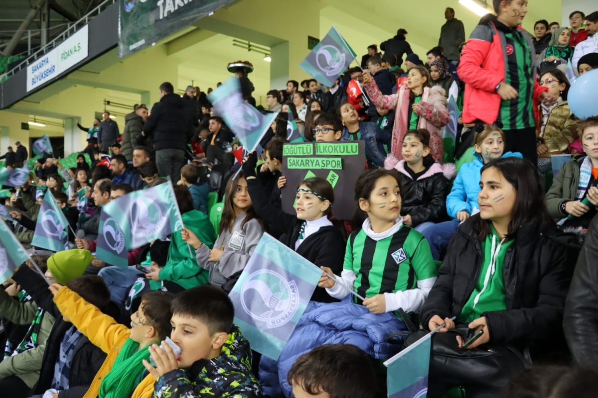 Sakaryaspor'dan Nehrin Çocuklarına Karne Gününde Galibiyet Hediyesi